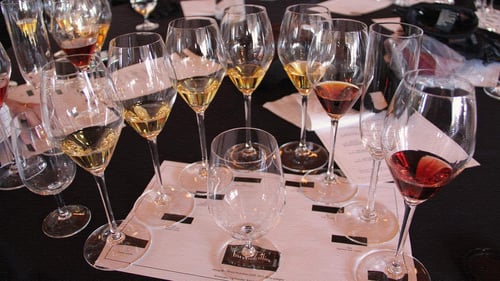 glasses-of-wine-lined-up-on-tasting-mat